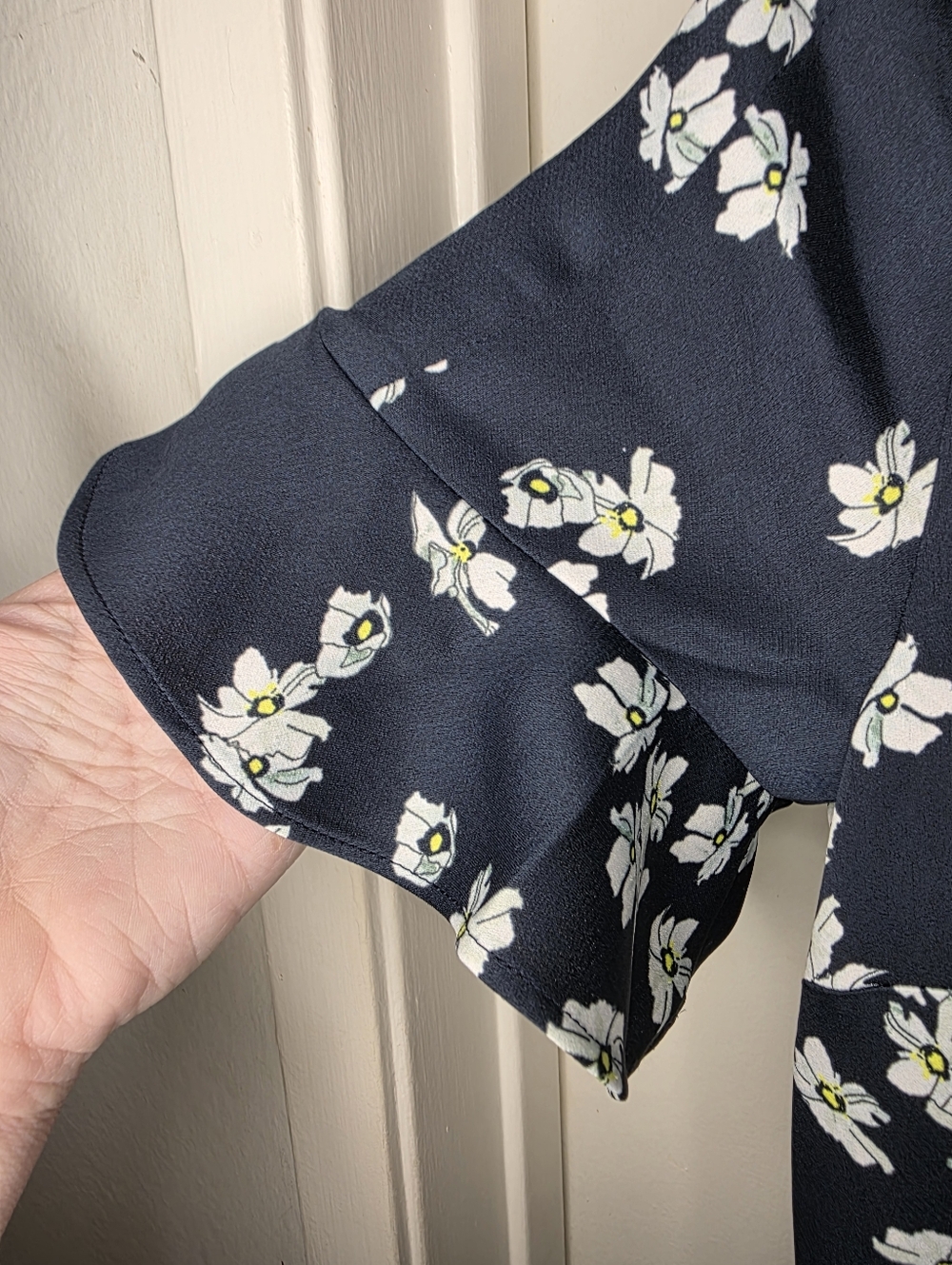 Banana Republic Navy and White Floral V-Neck Midi Dress‎ Size 2 - Picture 4 of 6